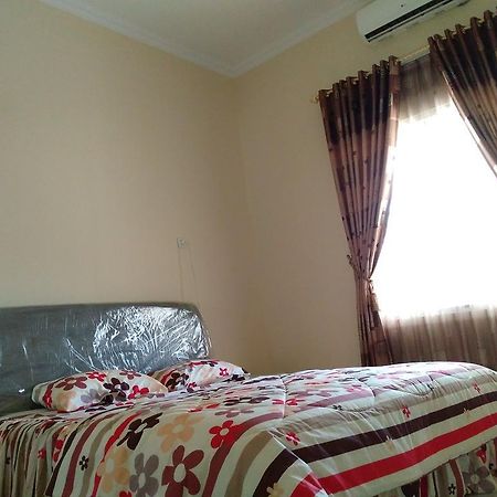 Jasmine Park Guest House Семаранг Экстерьер фото