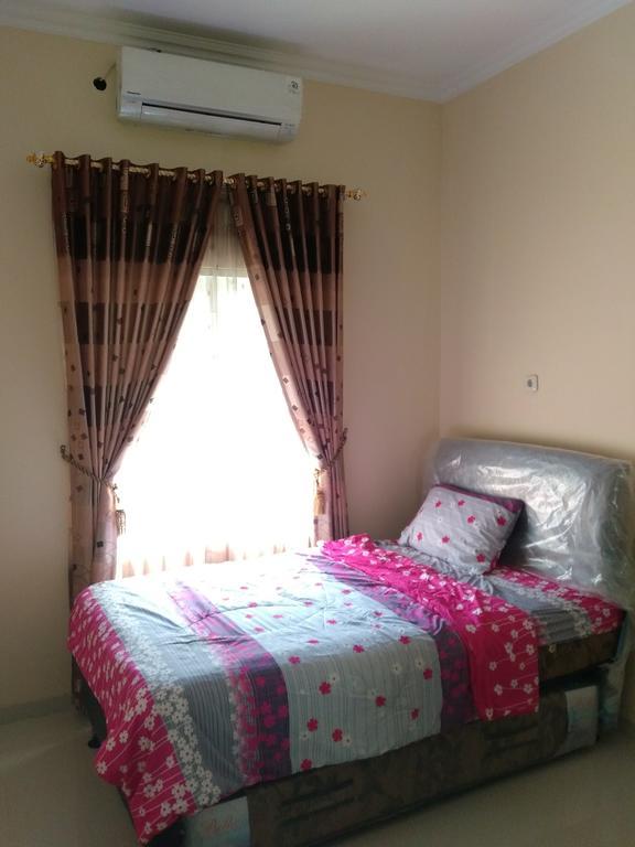 Jasmine Park Guest House Семаранг Экстерьер фото