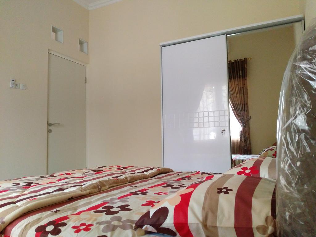 Jasmine Park Guest House Семаранг Экстерьер фото