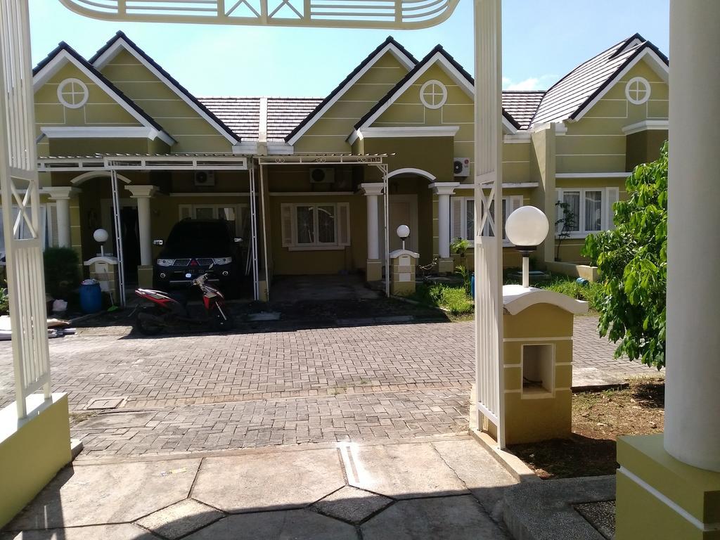 Jasmine Park Guest House Семаранг Экстерьер фото